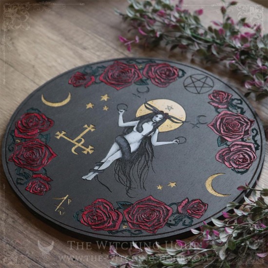 Ornement d'autel Lilith, orné de roses et de son sigil, peint à la main