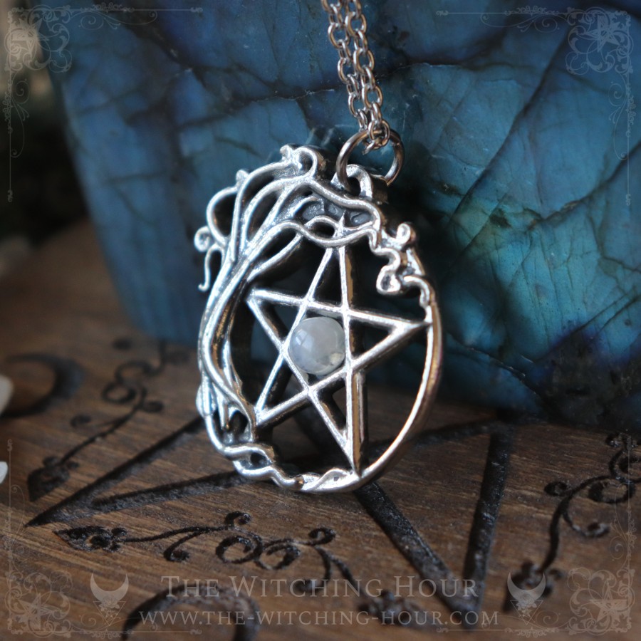 Pendentif pentacle entouré d'un arbre de vie et décoré d'une pierre de lune, bijou païen witchy ésotérique