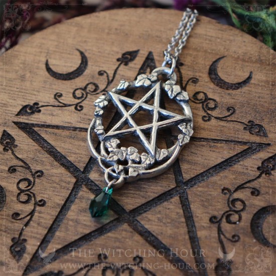 Pendentif pentacle elfique entouré de feuilles de lierre, bijou païen et ésotérique