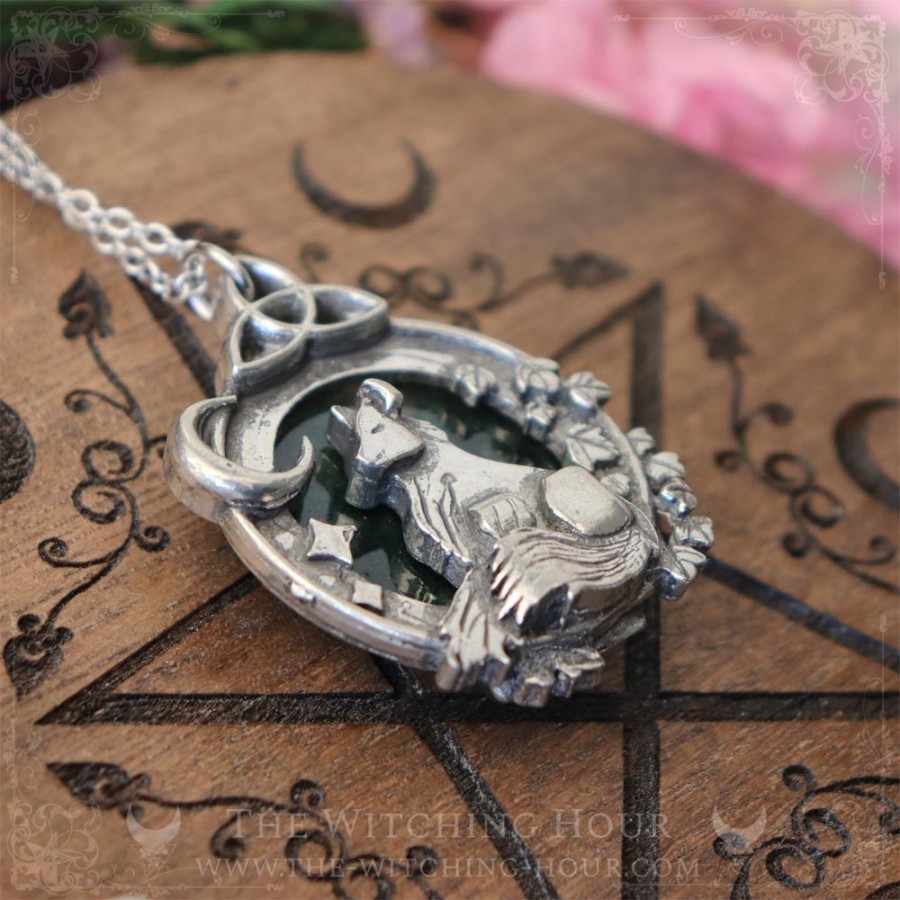 Pendentif renard entouré d'un triquetra, d'un croissant de lune et de feuilles, bijou païen