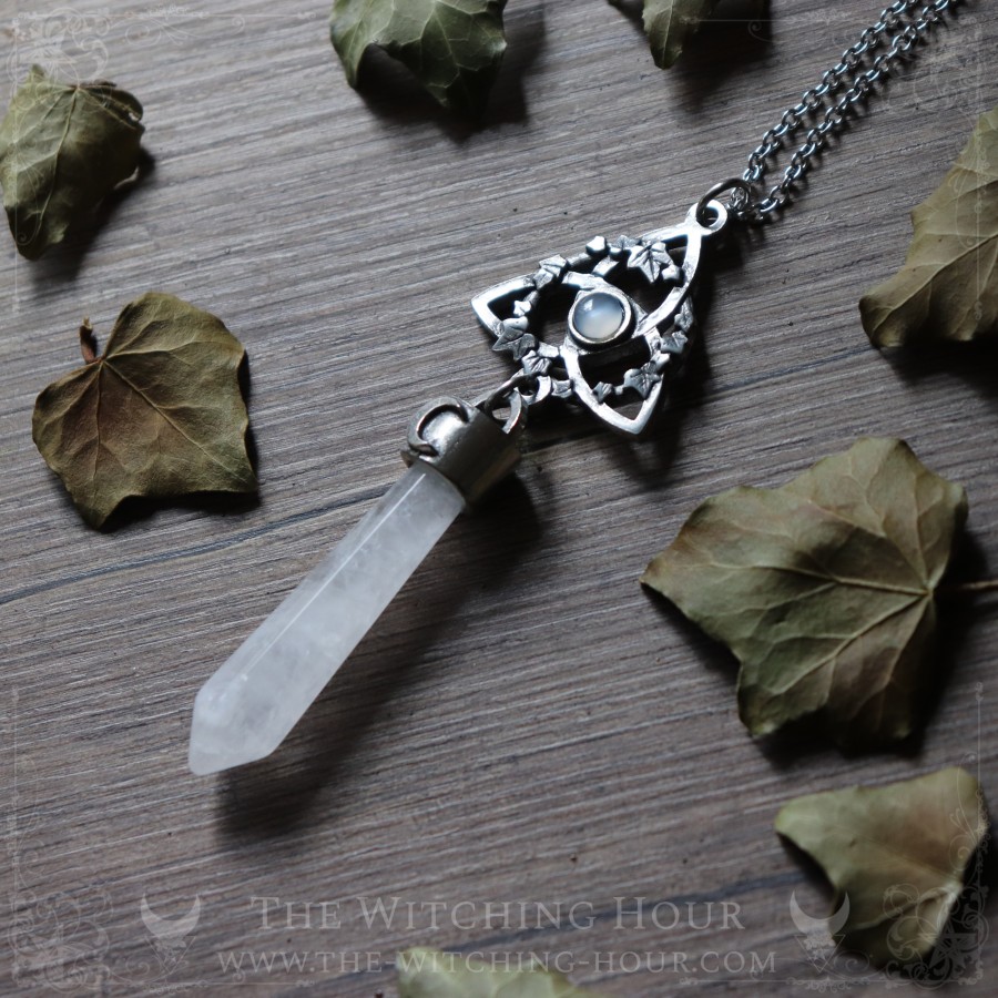 Collier pendule triquetra en pierre de lune blanche et quartz, bijou celtique artisanal