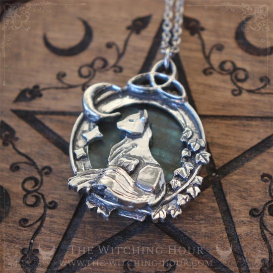 Pendentif renard entouré d'un triquetra, d'un croissant de lune et de feuilles, bijou païen