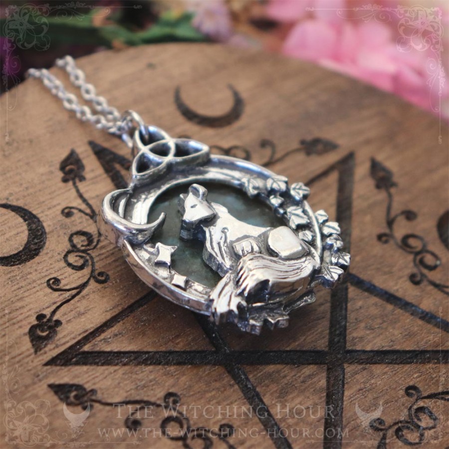 Pendentif renard entouré d'un triquetra, d'un croissant de lune et de feuilles, bijou païen