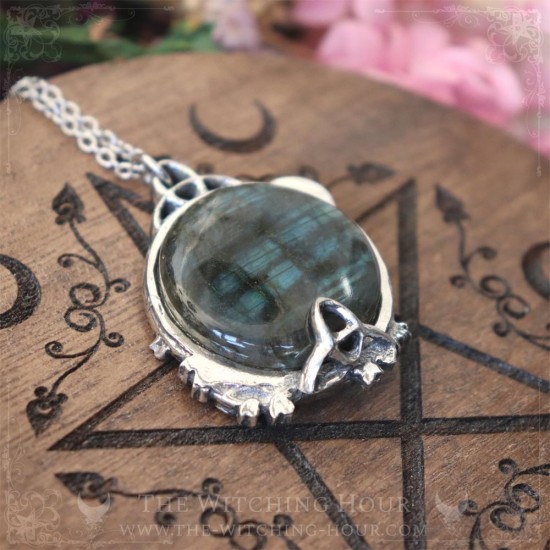 Pendentif renard entouré d'un triquetra, d'un croissant de lune et de feuilles, bijou païen