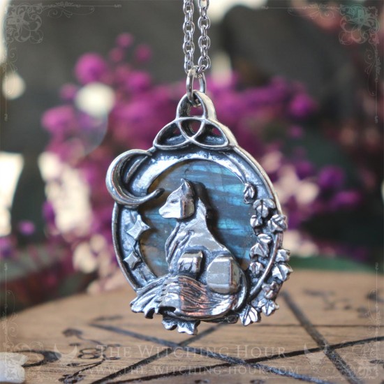 Pendentif renard entouré d'un triquetra, d'un croissant de lune et de feuilles, bijou païen