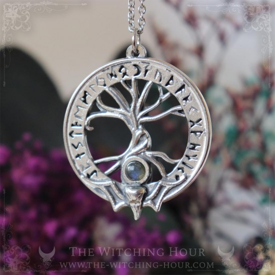 Pendentif arbre de vie Yggdrasil entouré des runes de l'ancien futhark et d'un crâne de corbeau, bijou viking