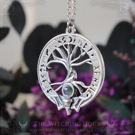 Pendentif arbre de vie Yggdrasil entouré des runes de l'ancien futhark et d'un crâne de corbeau, bijou viking