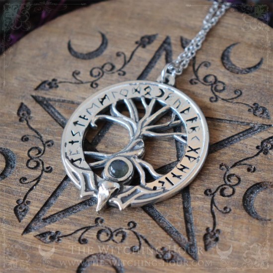 Pendentif arbre de vie Yggdrasil entouré des runes de l'ancien futhark et d'un crâne de corbeau, bijou viking