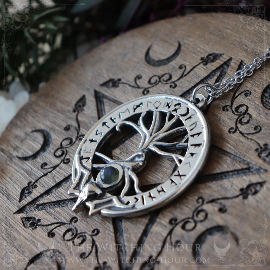 Pendentif arbre de vie Yggdrasil entouré des runes de l'ancien futhark et d'un crâne de corbeau, bijou viking