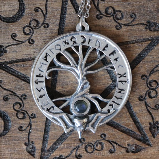 Pendentif arbre de vie Yggdrasil entouré des runes de l'ancien futhark et d'un crâne de corbeau, bijou viking