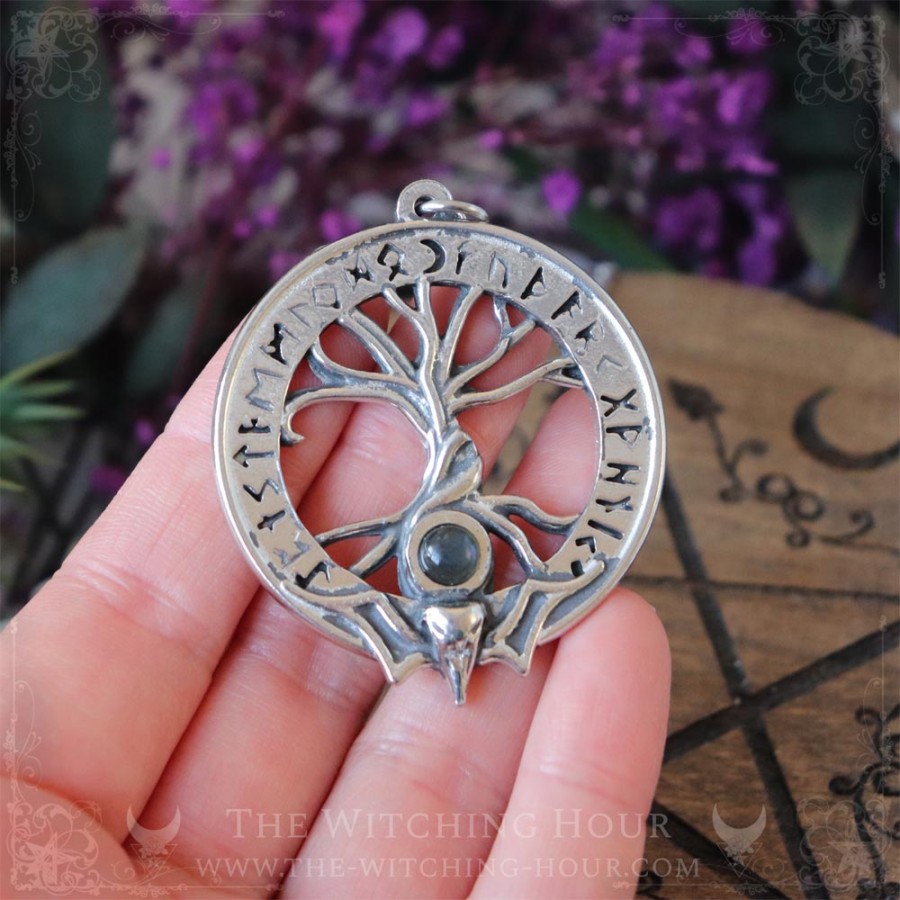 Pendentif arbre de vie Yggdrasil entouré des runes de l'ancien futhark et d'un crâne de corbeau, bijou viking