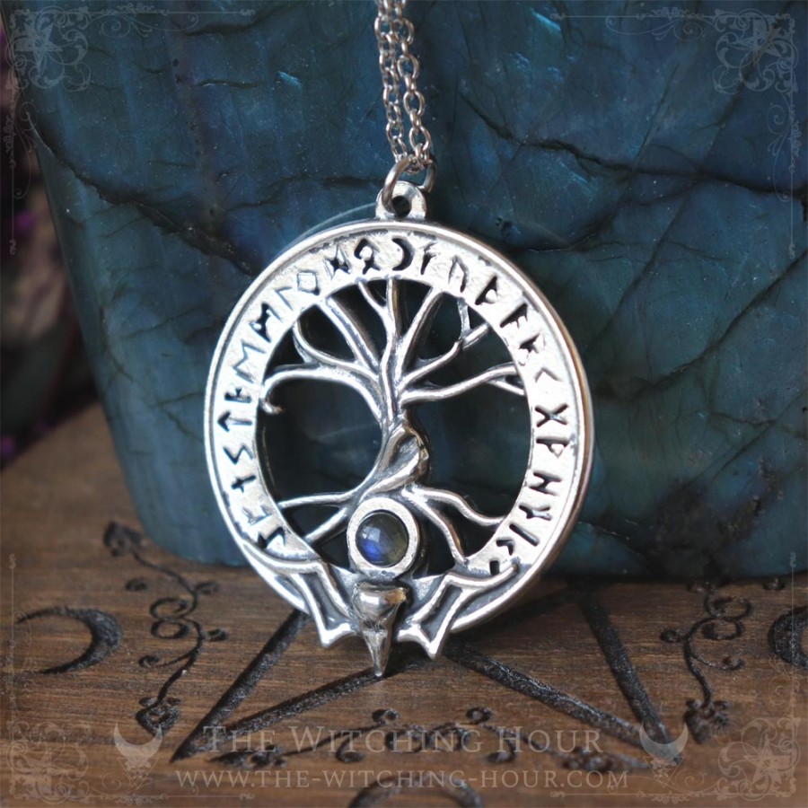 Pendentif arbre de vie Yggdrasil entouré des runes de l'ancien futhark et d'un crâne de corbeau, bijou viking