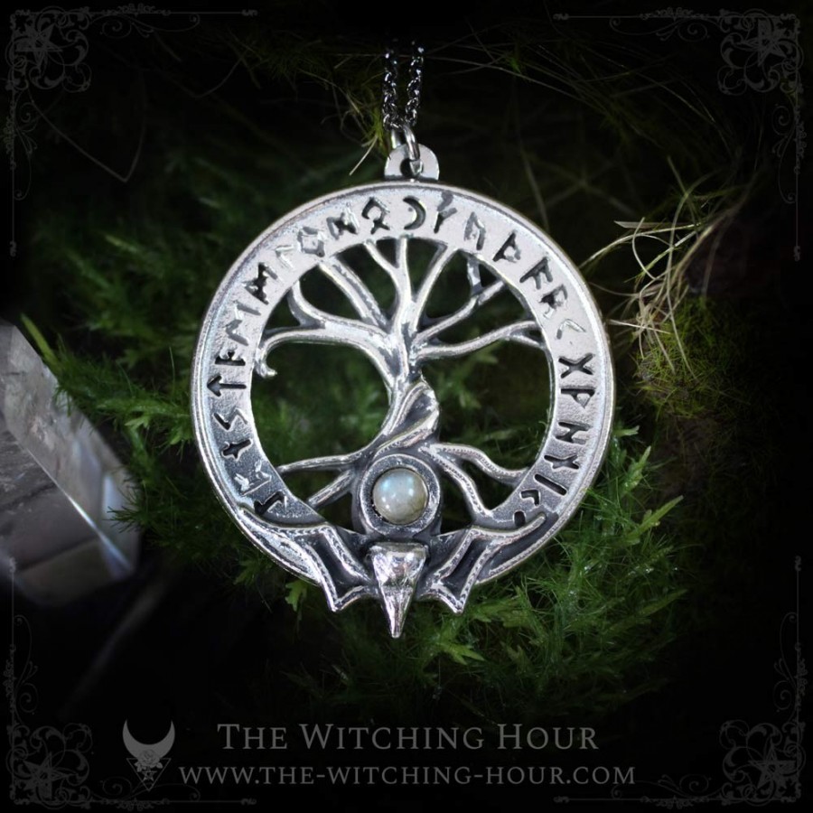 Pendentif arbre de vie Yggdrasil entouré des runes de l'ancien futhark et d'un crâne de corbeau, bijou viking