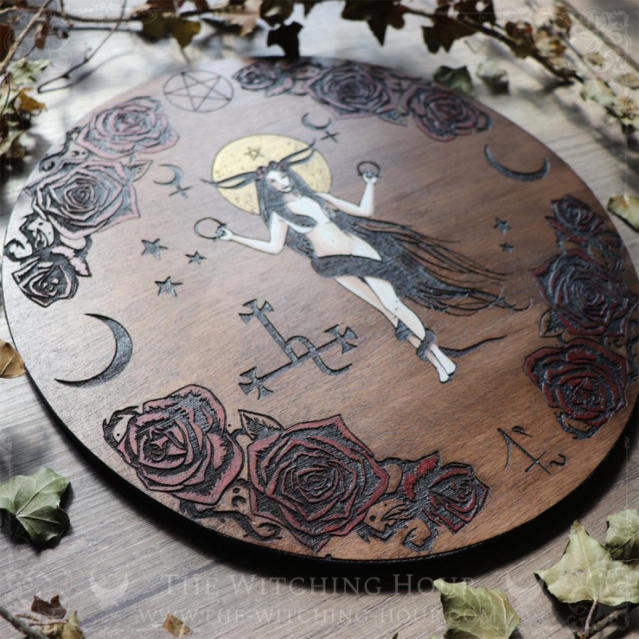 Ornement d'autel Lilith entourée de roses avec lune et sigil de Lilith, en bois gravé