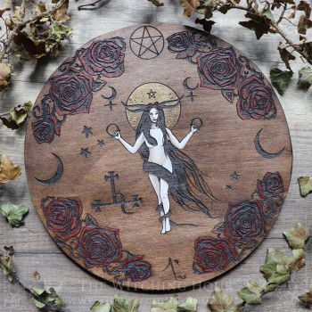 Ornement d'autel Lilith entourée de roses avec lune et sigil de Lilith, en bois gravé